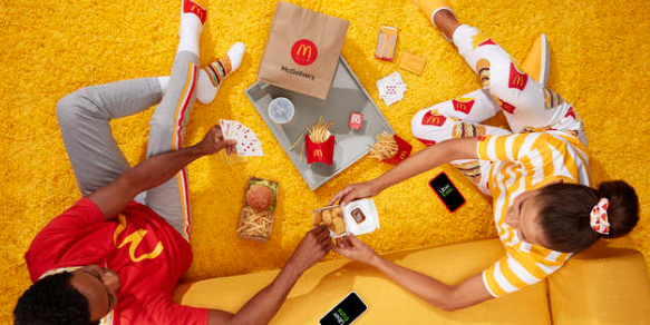 Hebben: McDonald’s komt met McDelivery Night In kledingcollectie