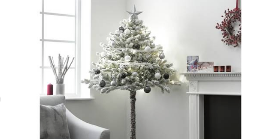 Heb jij huisdieren? Dan is deze halve kerstboom ideaal voor jou