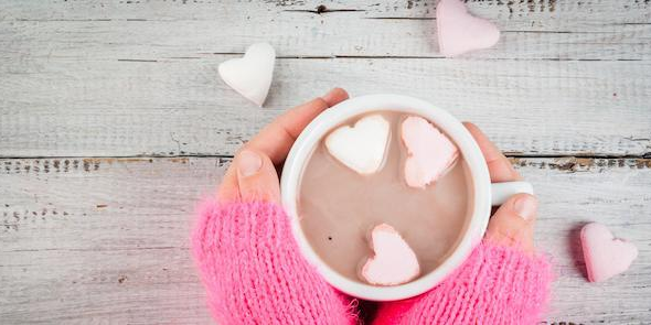 Deze tropische warme chocolademelk met Malibu moet je proeven