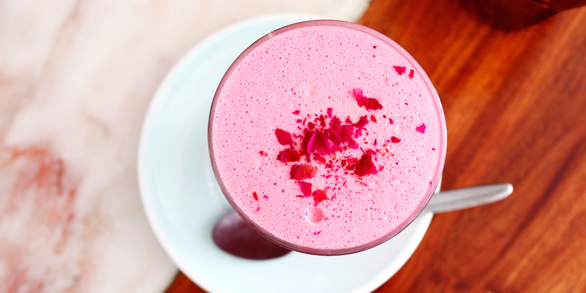 Deze red velvet latte heb jij nodig deze zondag