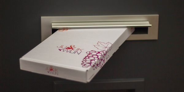 De oplossing voor deze quarantaine tijden: Deze wijnfles past door de brievenbus (+WIN)