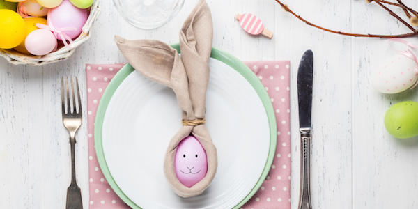 Inspiratie nodig voor een mooi gedekte paastafel? Dit zet je er allemaal op!