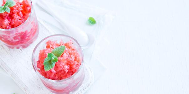 Deze wijn slushie met vers fruit moet je dit weekend proberen