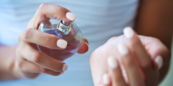 Zo kom je elke maand weer aan de lekkerste parfums