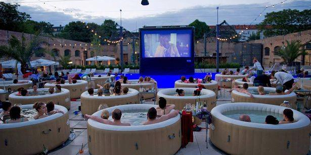 Gaan: Pop-up bioscoop vanuit de jacuzzi 