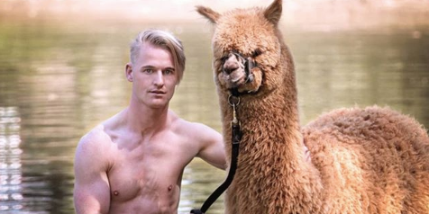 Deze kalender met knappe mannen en alpaca’s wil je hebben