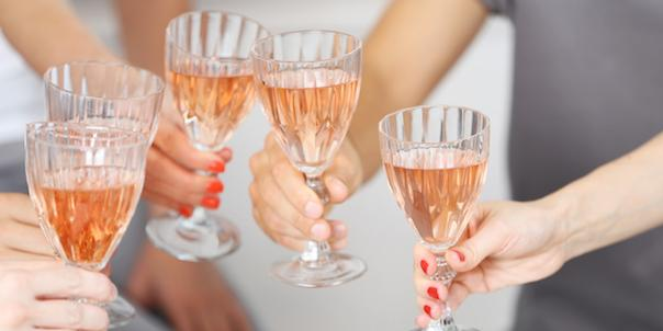 Proost! Uit onderzoek blijkt dat alcohol je vriendschap hechter maakt 