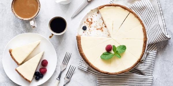 Hier het recept voor een American cheesecake met een bodem van kruidnoten