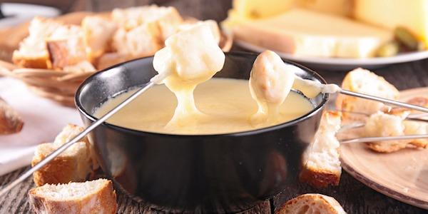 Kaasfondue met donker bier is de nieuwe food trend van deze winter