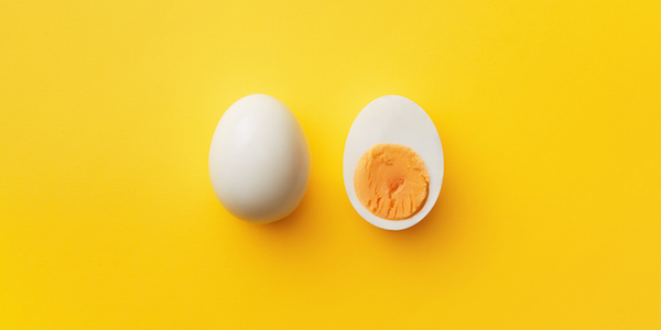 Met deze truc kun je snel eieren pellen