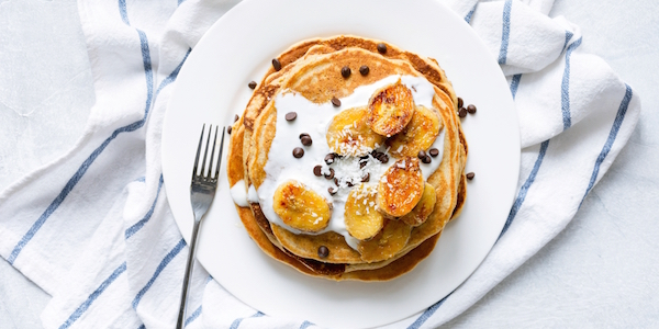 Chocolate chip pancakes met banaan