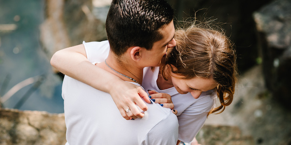 Waarom het zeker in deze tijd fijn is om een knuffel te krijgen 