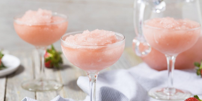 Deze rosé slushie met aardbeien helpt je afkoelen
