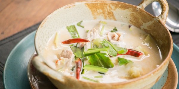 Maak deze verse Tom Kha Kai in maar 30 minuten 