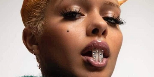 Nieuwe trend: hazentanden van nepnagels 