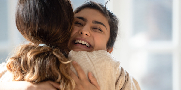 Zo kun je iemand begroeten zonder dat het awkward wordt 