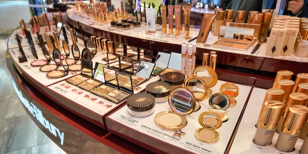 Deze foundation van €4 is een dupe van de Charlotte Tilbury foundation 