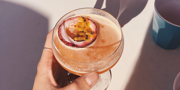 Zomerse cocktail met kokos en passievrucht 