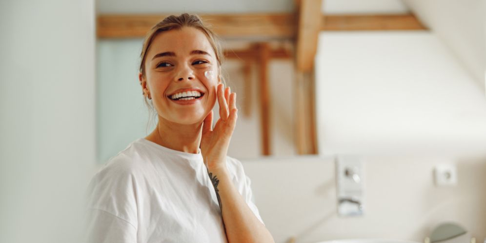 6 Huidverzorgingsfouten die je poriën groter laten lijken (en wat je wél moet gebruiken)
