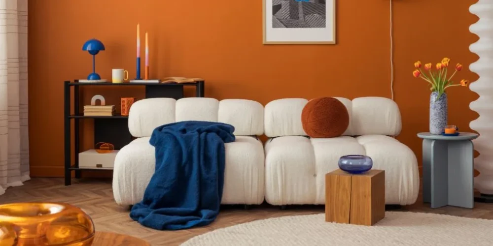 Ronde vormen en aaibare stoffen: dit zijn de woonbank-trends van 2025