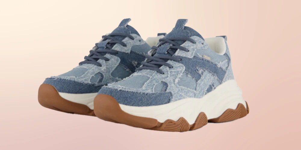 Denim sneakers zijn de schoentrend die je niet wilt missen