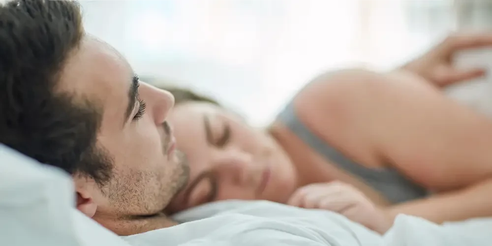 Dit herken je als je samen met je vriend in een bed slaapt